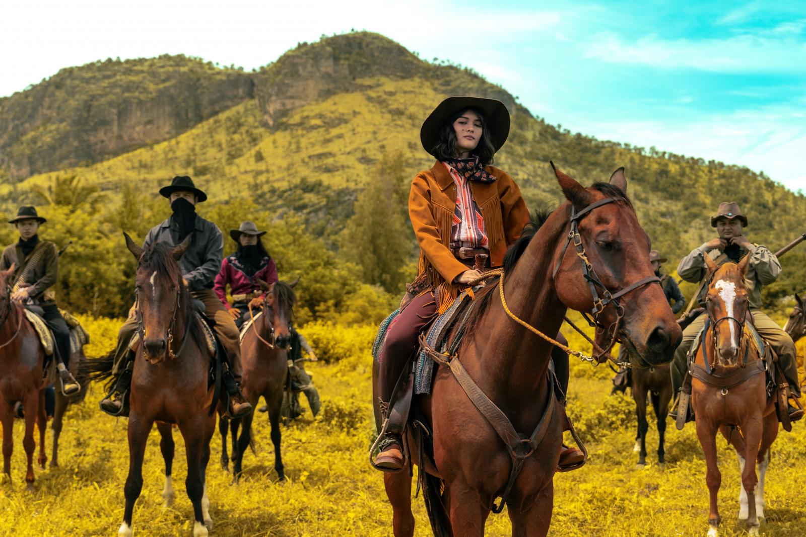 泰國代表性傳奇演員的佩泰·旺卡勞,這次與鬼才導演瓦西·沙沙那坦繼廣受好評的《枕邊嫌疑人》後再度攜手合作,帶來熱血動作電影《膽大搶金團》。