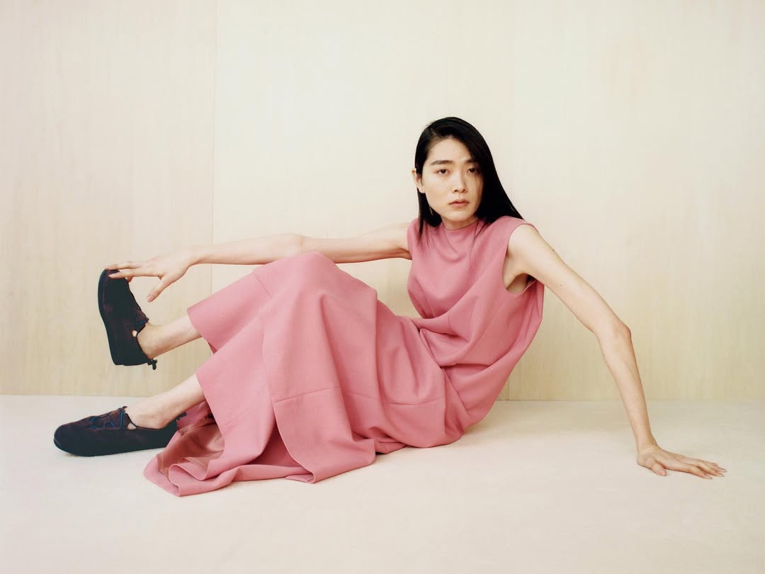 另一種常見的黃皮膚類型便是帶有暖色調的膚色,判斷依據以偏金黃或是紅潤基底為主,我們認爲大略是靠近橙色的膚色,便可歸類為暖色調黃皮膚,在色彩推薦上,「個人色彩診斷」的建議以春暖色語秋暖色為基底,顏色上可挑選莓果粉、珊瑚色、橄欖綠、奶茶色及卡其色這類的配色,需要避免死白、偏藍的灰色及深藍紫這類的色彩。暖調顏色能呼應膚色本身的溫度,創造柔和又有光澤的效果。