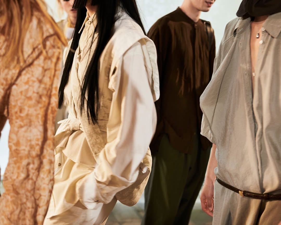 黃皮膚的你不用害怕「天生不白」,其實只是找對色彩對比關係的問題。從韓國色彩學角度來看,只要掌握基本的色調原則、懂得挑選適合的穿搭與妝容顏色,每個人都能顯白、顯氣質,甚至走出專屬風格!