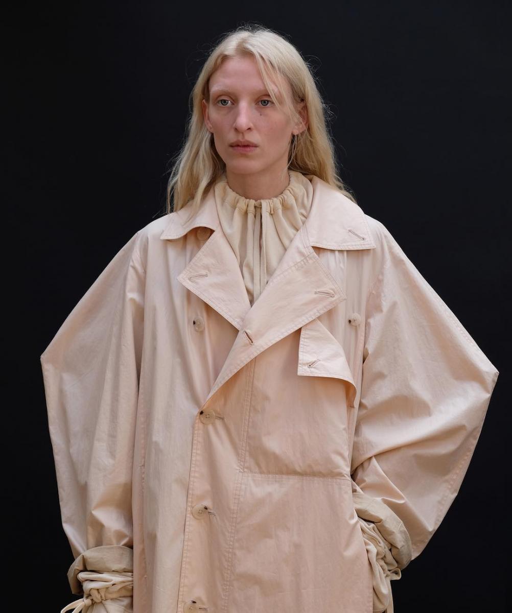 此外,接近自身膚色的顏色亦要避開,例如裸膚色、淡杏、香檳金等會很容易讓臉整個「融進衣服裡」,進而呈現出毫無精神感的樣態。