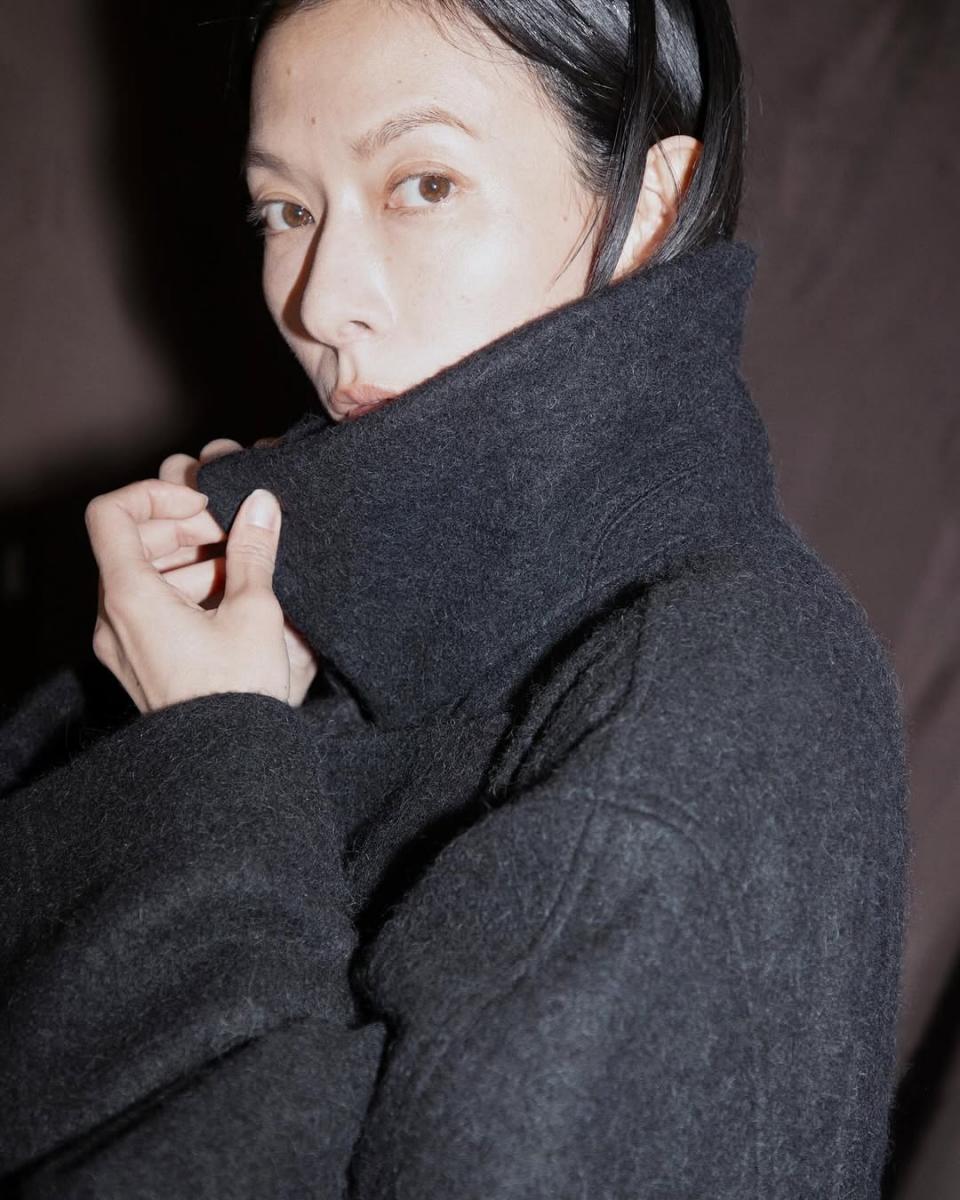 若對於上述的色彩依然沒有十足把握,那經典黑灰白系列的服裝會是首選,這類不具有強烈風格的顏色,是最百搭的配色,若擔心黑色雖穩重,但容易顯沉悶,除了建議妝髮上做些提亮,也可以藉由可提亮整體的粉棕色染髮做出造型重點,另外在灰色上則建議用淺灰、藍灰為佳,避免偏棕或黃灰。