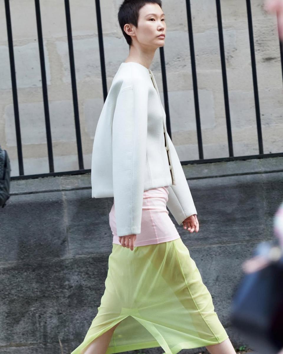 除非曬成小麥色,不然在顏色上請避免螢光黃、鮮橘等高飽和暖色,這些會讓黃皮更蠟黃,取而代之的是我們推薦寶石色系,例如:寶藍、祖母綠或酒紅是萬年保險選擇。