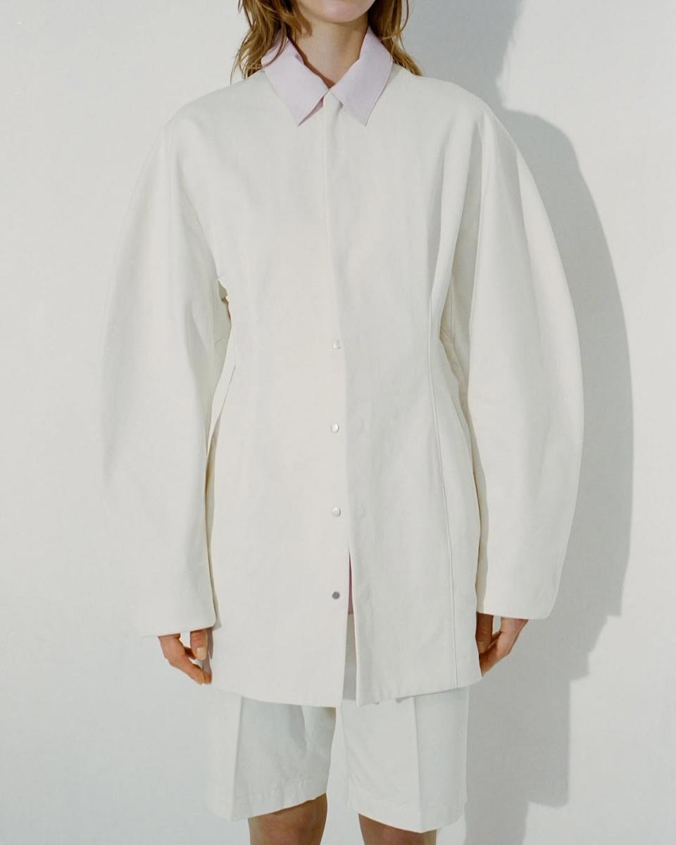 白T恤穿搭、白襯衫穿搭是許多時尚媒體常聊的話題,但該如何挑選一件完美的「白色單品」其實需要一點技巧,尤其時針對黃皮膚女孩,例如偏冷的純白色會比米白、奶白來得顯白,帶黃色調的白可能會在帶出黃皮膚的色彩。