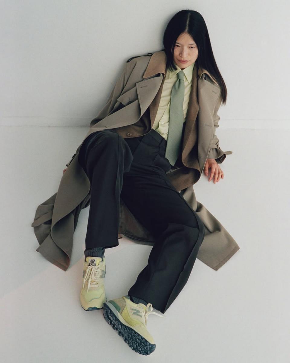 若選色上較沒有把握,不如挑選一些無法被明確分類的曖昧色彩,例如前幾年流行的莫蘭迪色就是很好的選擇,像是豆沙粉、灰藍、霧紫等莫蘭迪色溫柔又顯氣質,對黃皮非常友好。