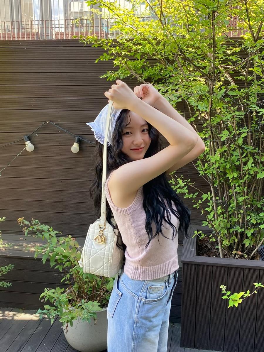 在《殭屍校園》嶄露頭角的新生代演員趙怡賢，亦在近期的搭配中以「D-Motion」這款包抓住大眾目光，粉色的鉤織背心及淺色牛仔褲，加上頭巾造型，可愛的樣貌與白色的包款相互輝映，呈現出優雅迷人的氣息。