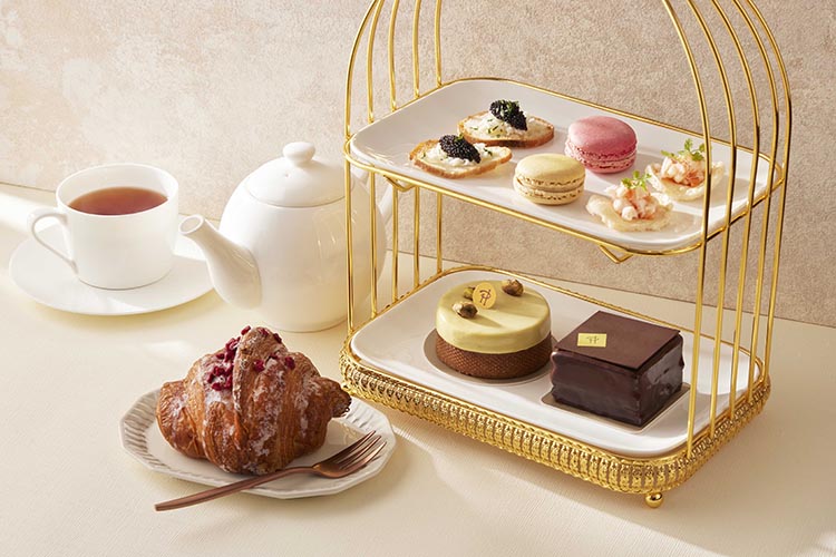 為了中和甜點的馥郁風味，台北艾麗酒店也同步推出兩款鹹食佳餚，延續南法海岸的清新印象。「黑魚子醬與法國麵包脆片」搭配初榨橄欖油，鹹香馥郁、酥脆誘人；而「海蝦與蝦餅佐蒜味芥末籽蛋黃醬」，則以彈牙蝦肉與香脆蝦餅交織濃郁醬香，鹹甜交錯之間，更凸顯整體午茶體驗的精緻度與層次感。