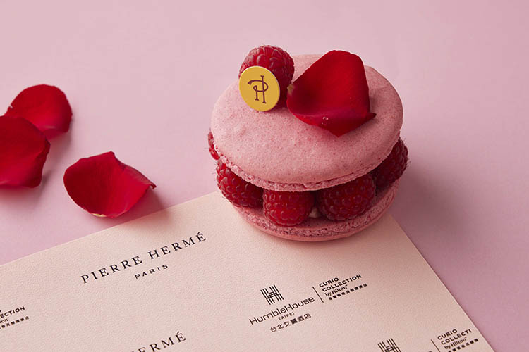 本次「香堤邂逅雙人下午茶」主打五款Pierre Hermé經典甜品，包括深受甜點控熱愛的「經典開心果塔」，由香滑的開心果奶油、開心果仁糖、柔軟蛋糕體及酥脆塔皮層層堆疊，滑順香濃中帶有輕盈口感；「典藏黑巧克力蛋糕」選用委內瑞拉 72% 頂級黑巧克力製作，巧克力慕斯與酥脆脆片交織出苦甜分明的層次，展現巧克力於法式甜點中的極致表現。另一亮點「香榭玫瑰可頌」則將千層酥皮結合玫瑰杏仁內餡與覆盆子荔枝果醬，一口咬下花果香瞬間綻放，讓人彷彿置身巴黎街角咖啡館，盡享法式生活美學。