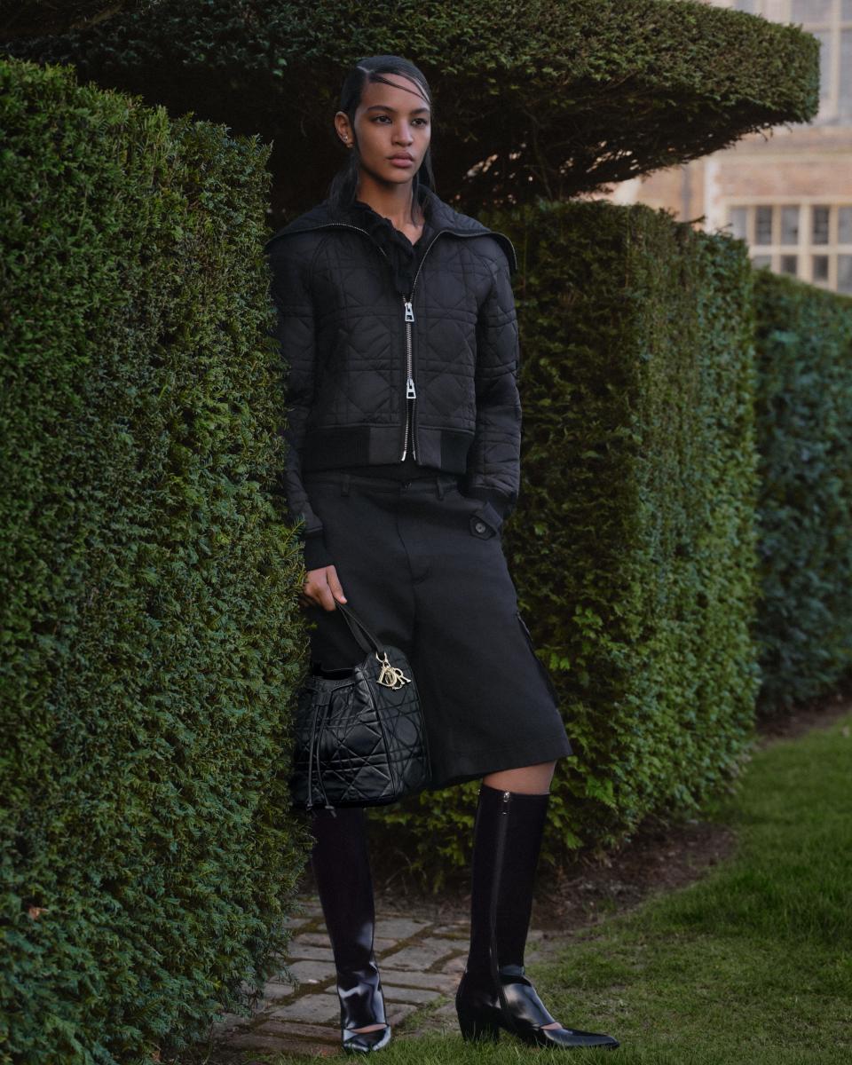 Dior「D-Motion」這款包，是出現於品牌 2025-2026 年秋冬女裝系列大秀中的包款，其包袋看似簡單，卻充滿細節的設計，是它迷人的原因之一，尤其時融入品牌重要的符碼，同時加入日常使使用便利的特性，更是「D-Motion」受到關注的原因，我們在這里整理包款三大亮點，讓妳感受該包袋的魅力。