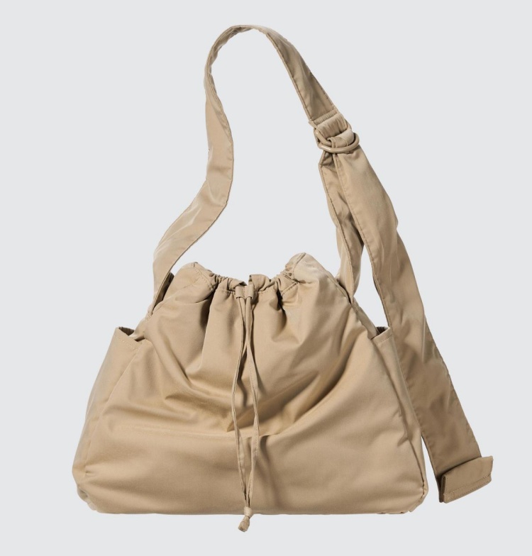 實用度與時髦度兼具的話題包款「澎軟肩背包」即將於8月11日正式開賣,中性設計搭配雲朵輪廓,預計將再掀起一波搶購熱潮!