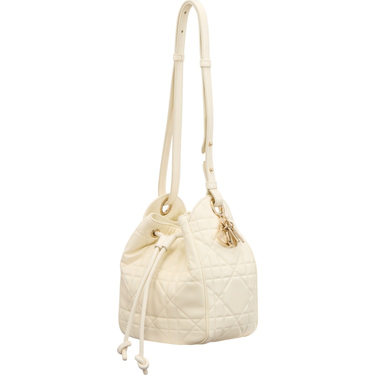 在講求實用度為首的現今，Dior 在打造「D-Motion」這款包時也將其要素納入其中，在設計上品牌將實用性擺第一，該包款以類似水桶包的概念呈現，運用左右較為方正的裁片做出俐落感，藉由化繁為簡的線條讓「D-Motion」休閒與優雅並存。