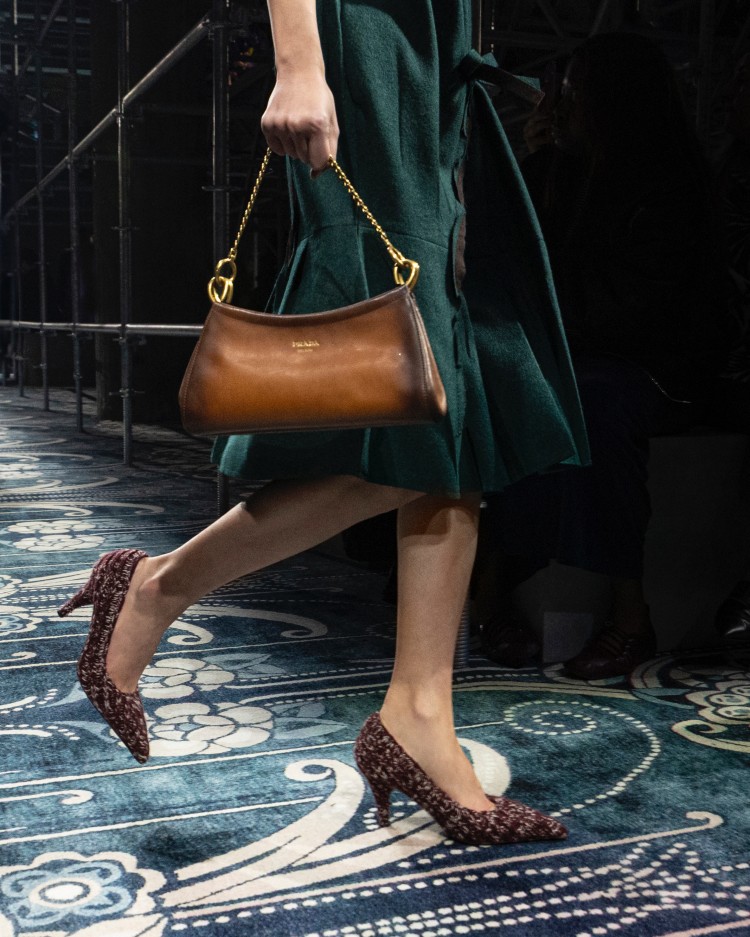 以柔和曲線勾勒女性風采,Tumulte包結合仿舊納帕皮革與滑順側褶,隨性中帶著精緻的優雅姿態。