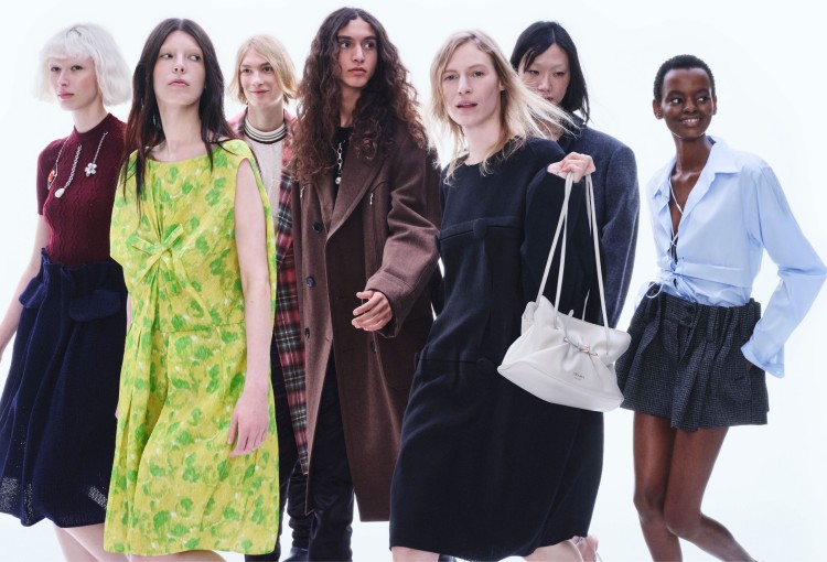 「想像一場永不停歇的行走。」Prada 2025秋冬形象廣告的開場景象,模特兒們穿梭其中,不為任何具體目標,只為那股向前的本能。