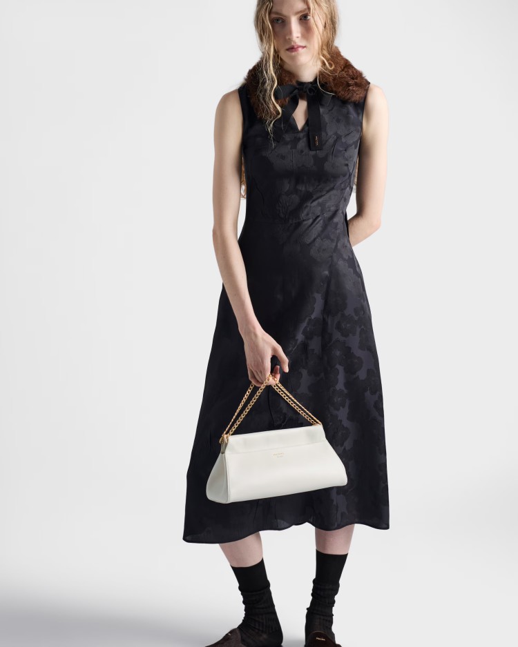 Enchaine肩背包同樣以柔軟皮革包身呈現流暢曲線,不同的是搭配精緻金色鏈帶,低調中自帶光芒。