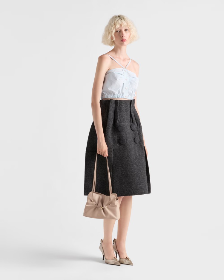 像是被輕輕束起的絲緞，Prada Dada包以柔軟納帕皮革塑出自然褶皺，鬆弛中透出優雅輪廓。