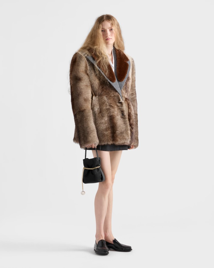 俐落的幾何輪廓揉合柔軟質地,這款Re-Nylon水桶包完美詮釋精緻與現代的平衡感。