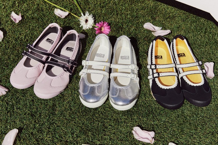  Onitsuka Tiger年初推出一雙名為「MEXICO 66™ TGRS」的鞋款抓住大眾目光，品牌以經典鞋款「MEXICO 66™」為基礎，並運用繫帶、花邊線條拼接，勾勒出一雙甜美與街頭兼具的鞋款。