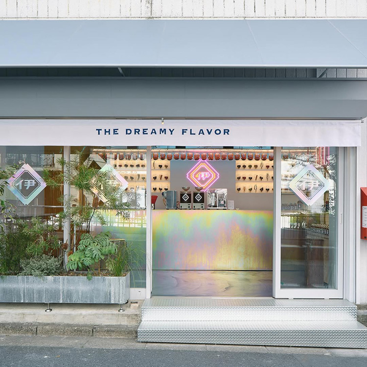 位在澀谷的伊良可樂實體門市以螢光色為主軸，充滿科技感。