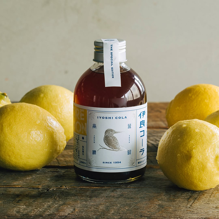 可樂濃縮，融合可樂果、多種香料與柑橘類等十餘種天然食材，以獨家比例調配，並運用源自漢方思維的「火入技法」精心熬製而成。