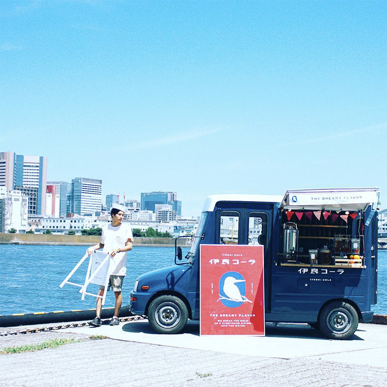 品牌初期僅在移動餐車「翡翠鳥號」販售，現場現調現飲的可樂風味獲得熱烈迴響。