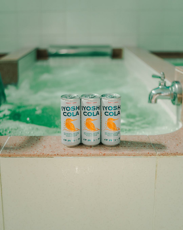 除了搭配氣泡水重現經典可樂，也推薦加入牛奶調製成香料奶飲，或與威士忌、蘭姆酒等酒類調和，展現出截然不同的深度與個性。