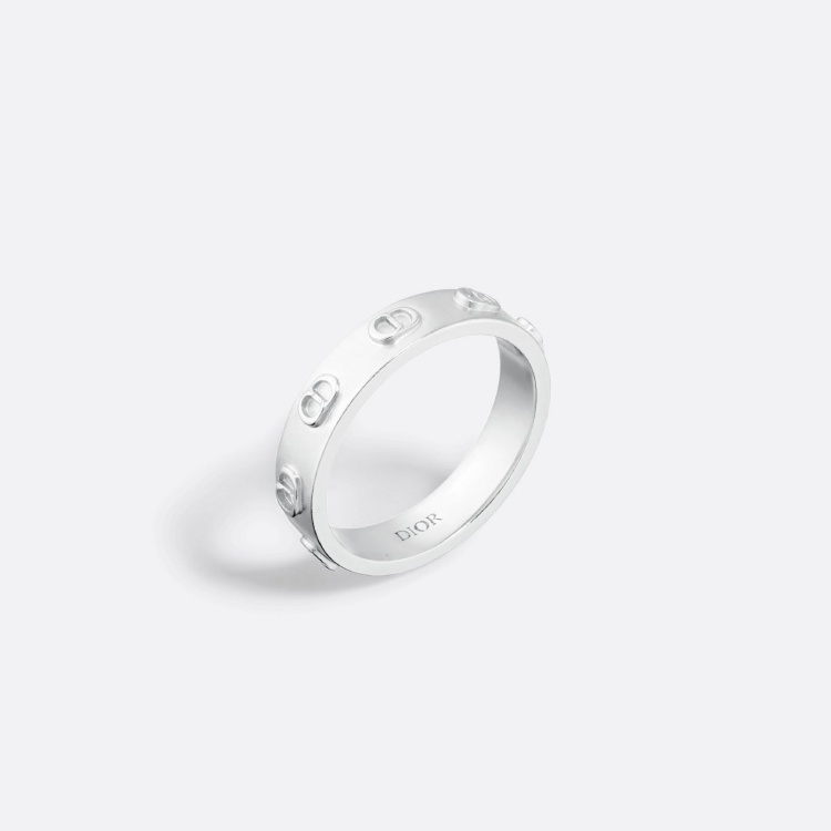 在 Dior 的世界裡，「CD」不只是品牌縮寫，更是設計語彙的關鍵密碼。