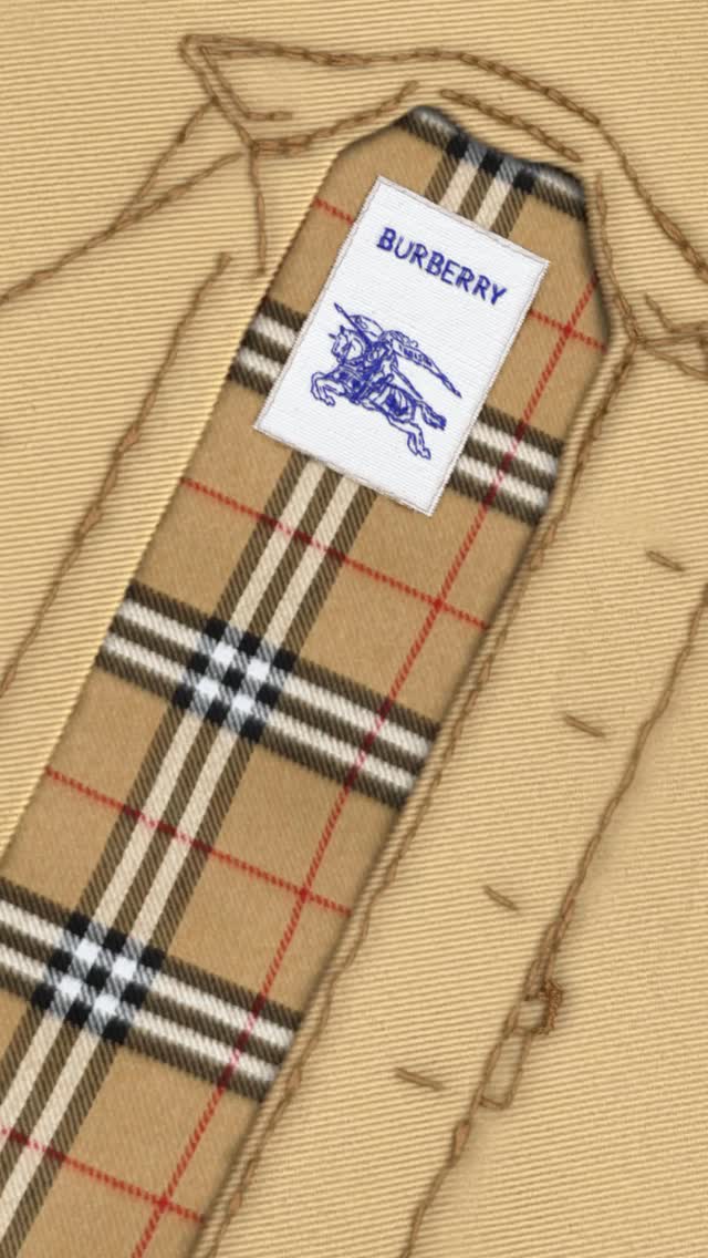 Burberry 重新帶回了一個來自品牌傳承的經典標誌——騎士印章（Knight stamp），該圖騰廣泛運用於整個系列中。」每當這個設計出現時，都能喚起消費者的共鳴。