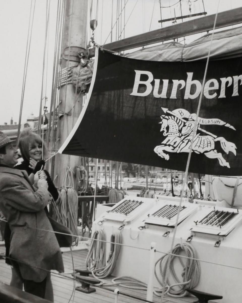 Burberry 也正在透過標誌性的品牌符號，加深民眾對這個百年歷史品牌的重視與渴望，「除了強化經典的格紋設計單品，我們也採用馬術騎士圖騰設計。」