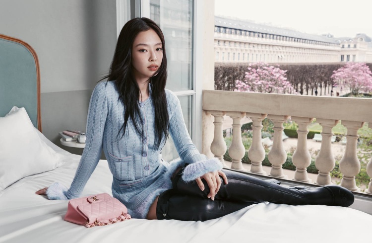 由BLACKPINK Jennie親自演繹，溫潤的粉紅色小羊皮製成，非常有少女心，同時也非常的險年輕，若你正在尋找一款既經典又具收藏價值的入門款包包，這一款必須要關注！
