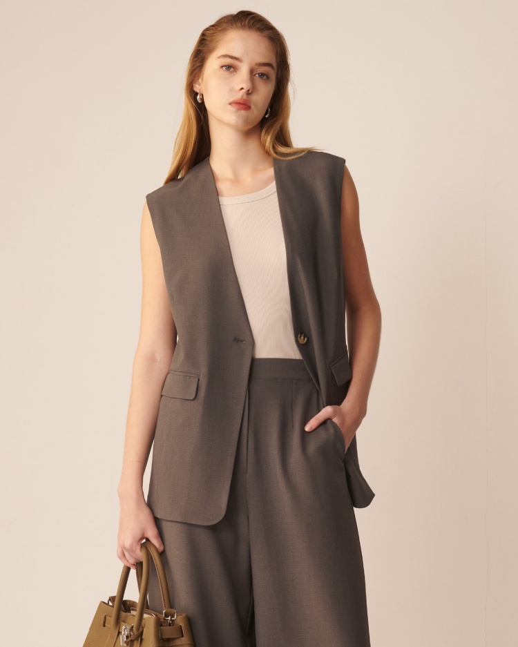 Net 2025春夏系列形象照片,當快時尚品牌靠高速上新品、高流行性、與聯名策略爭奪目光時,Net反其道而行,選擇一條穩紮穩打的路,做好「基本款」。