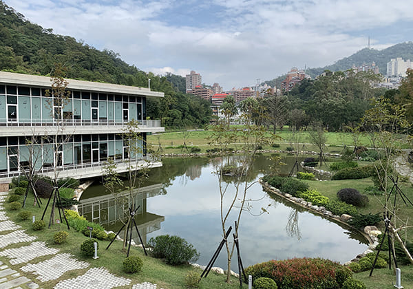 值得一提的是，圖書館的旁邊還有一座「湖濱悅讀小屋」，透過湖畔與光影的轉換，讓這一棟兩層建築，多了一抹詩意。