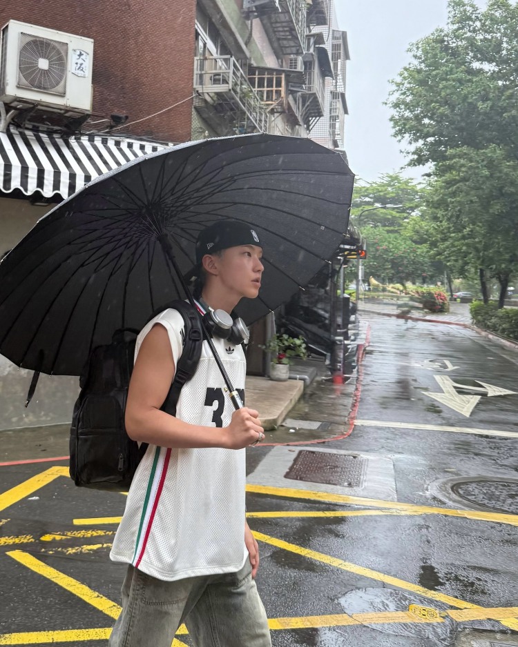 Seventeen Hoshi這套台北街拍造型,以上寬下寬的穿搭邏輯,展現運動混搭機能的時髦感,上身愛迪達的白色無袖籃球背心,以及灰色洗舊感的Entire Studios寬版牛仔褲,其中最吸睛的配件莫過於這款Tumi多口袋後背包,來自經典Alpha系列