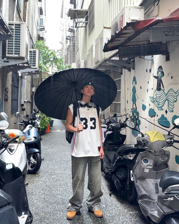 Seventeen Hoshi這套台北街拍造型,以上寬下寬的穿搭邏輯,展現運動混搭機能的時髦感,上身愛迪達的白色無袖籃球背心,以及灰色洗舊感的Entire Studios寬版牛仔褲,其中最吸睛的配件莫過於這款Tumi多口袋後背包,來自經典Alpha系列