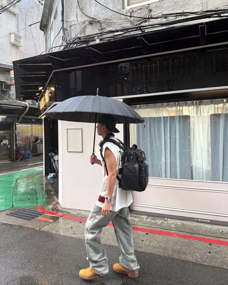Seventeen Hoshi這套台北街拍造型,以上寬下寬的穿搭邏輯,展現運動混搭機能的時髦感,上身愛迪達的白色無袖籃球背心,以及灰色洗舊感的Entire Studios寬版牛仔褲,其中最吸睛的配件莫過於這款Tumi多口袋後背包,來自經典Alpha系列