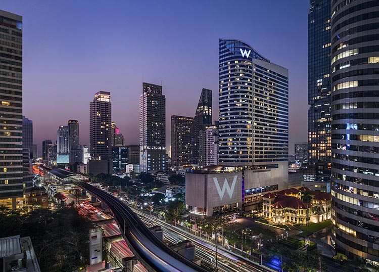 踏進 W Bangkok 的酒店大廳，迎面而來的是時尚與藝術交織的視覺震撼。大膽的用色、鏡面材質與當代藝術品錯落其中，像是一秒走進時尚雜誌的世界。