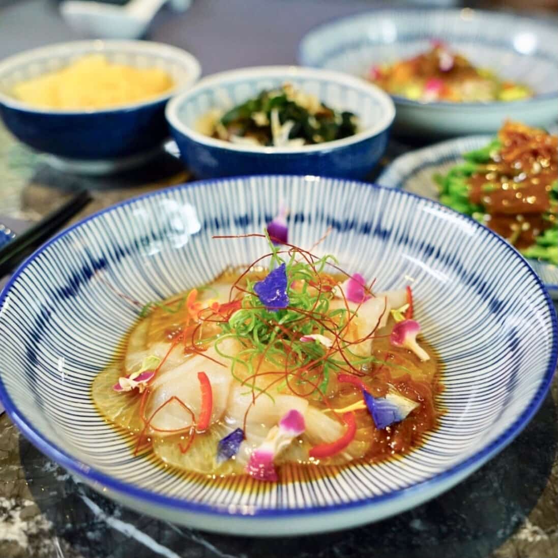 「定置漁場三代目」每日食材都來自自家定置漁場的新鮮魚貨，加入使用數十公斤魚骨熬煮數小時，打造出濃郁又鮮甜的魚白湯。