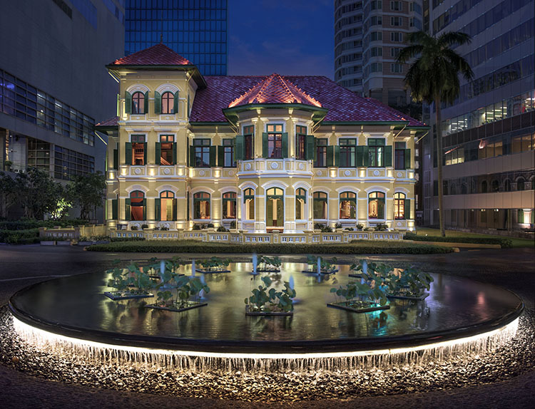W Bangkok最大的亮點之一，就是與百年歷史建築「The House on Sathorn」的完美結合。這棟過去曾是貴族府邸、外國大使館的建築，如今變身為充滿異國氛圍的用餐空間與藝文展演場域。