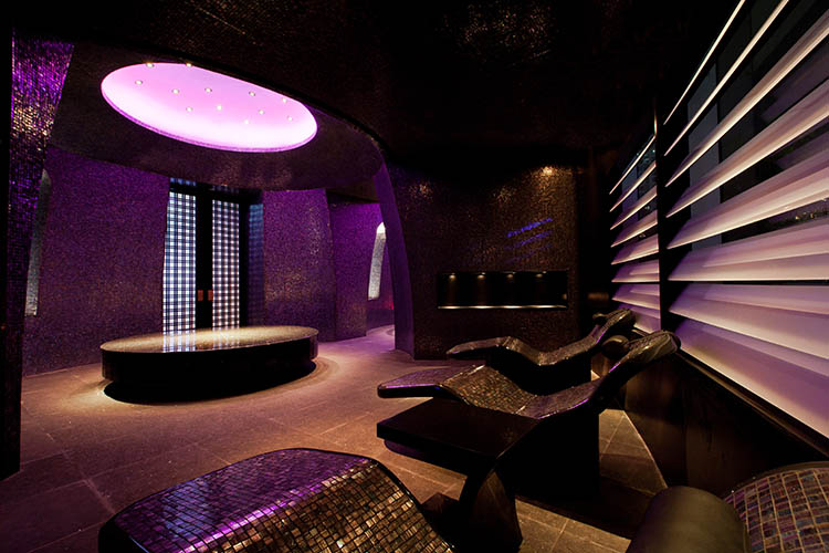 Away Spa 的按摩與芳療空間極具私密感，搭配香氛、燈光與設計師手筆的空間美學，讓人一躺下就不想起來。