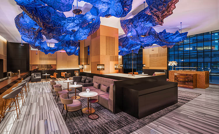 來到 W Bangkok，夜晚絕不能錯過W LOUNGE的魅力。這裡不只是一般的飯店酒吧，更是一個專屬都會女子的放鬆舞台。