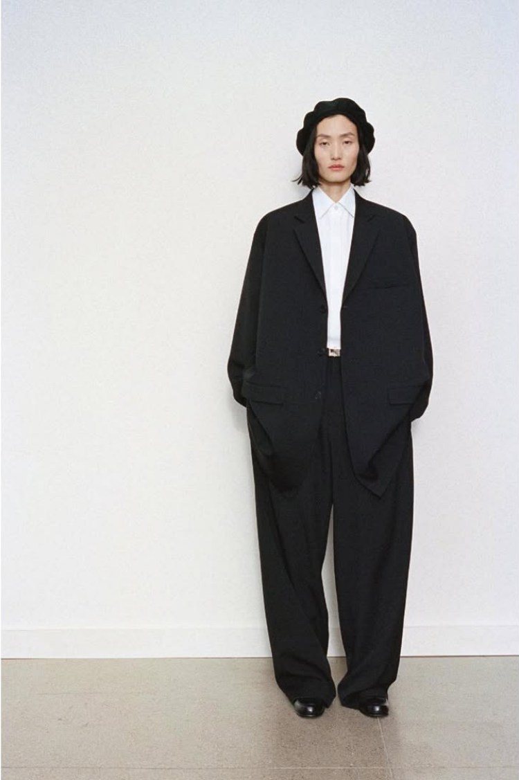 The Row 多次入圍並獲得 CFDA（美國時尚設計師協會）獎項，包括年度女裝設計師與配件設計師等，奠定其在時尚產業中的地位，也讓消費者對其設計信心倍增。