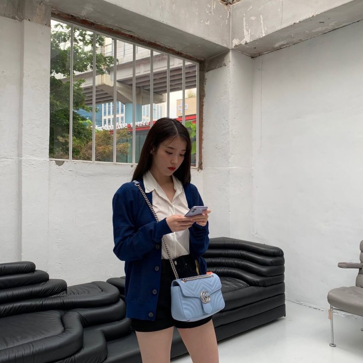 IU以藍白黑的清爽配色，演繹出俐落又帶點文青氣息的襯衫穿搭。