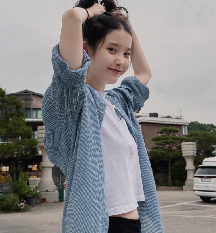 IU近日在IG發出一組私服照，以藍白基調的休閒穿搭，展現出鄰家女孩般的清新魅力。