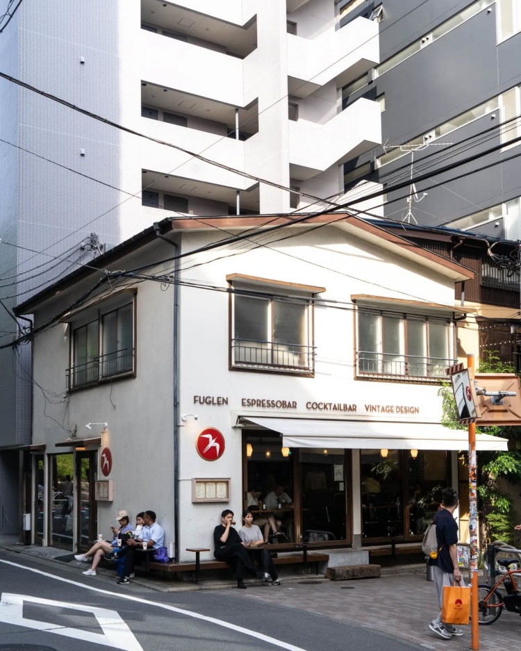 在東京街頭，只要看到一隻紅底白鳥佇立便知道Fuglen咖啡店到了。