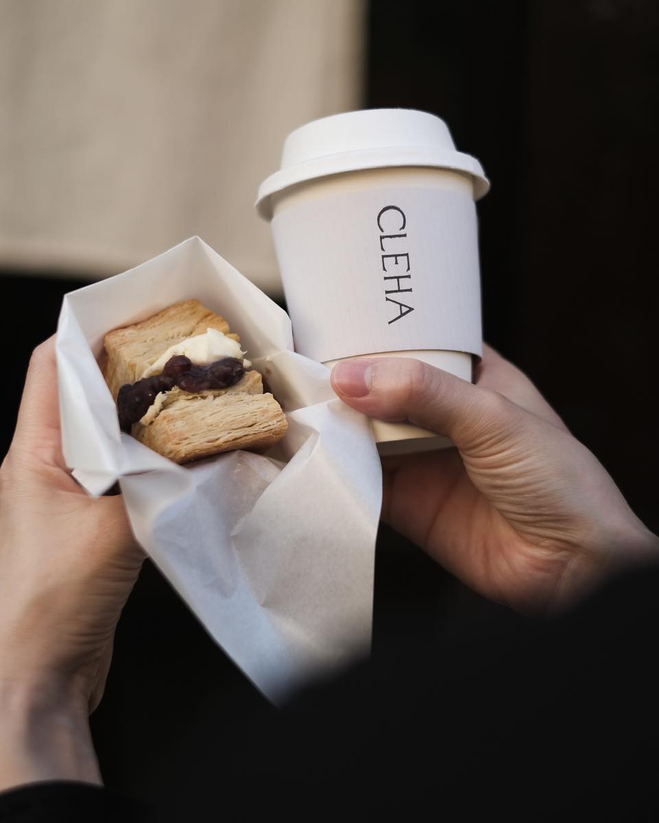 CLEHA 位於京都上七軒，是一間以手作司康為核心的小型茶室。