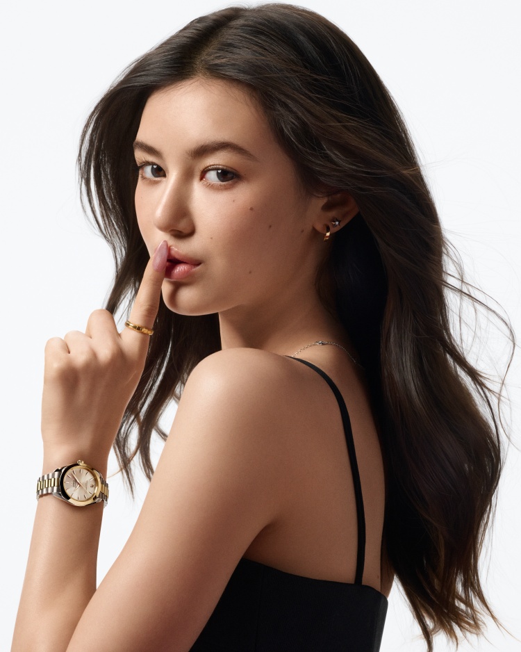 在 NewJeans 裡，Danielle 是第一位踏進高級腕錶圈的代表人物。從2024年底開始擔任 Omega 全球品牌大使後，她就常常佩戴品牌的錶款亮相，不只氣場升級，還多了點大人味。