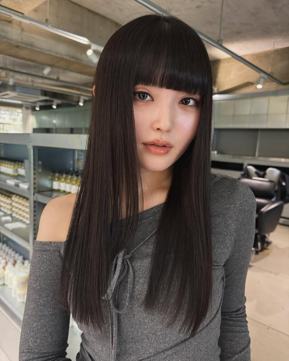 隱藏髮際線髮型10：漫畫瀏海+直長髮