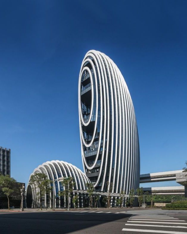 有趣的是，砳建築的外觀也成為許多網友討論的焦點，被形容是：宮崎駿經典作品《神隱少女》中的「無臉男」，你覺得像嗎？