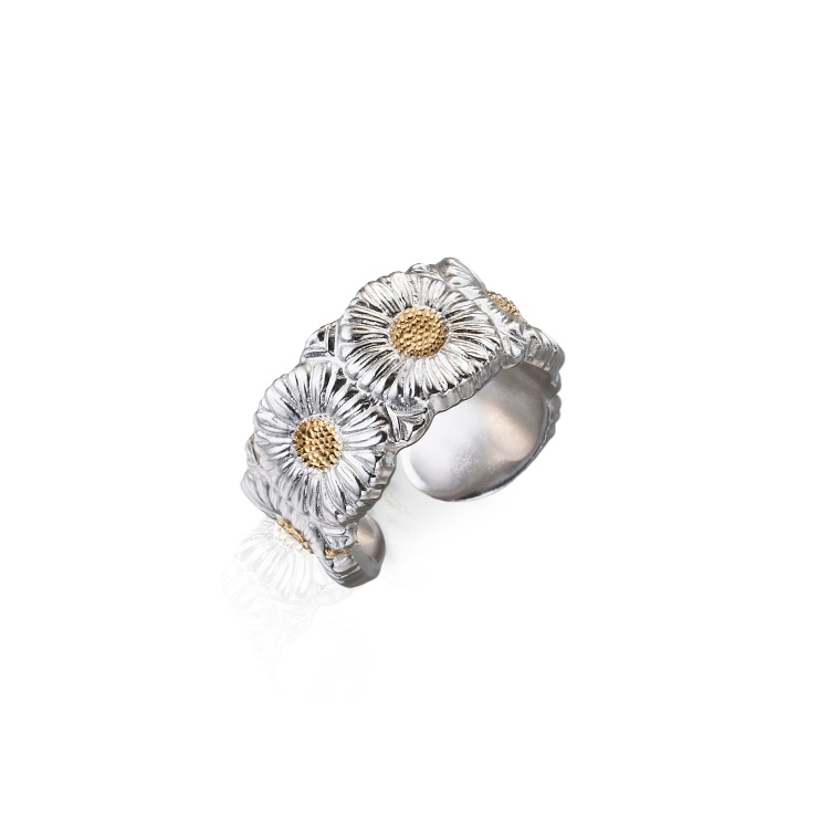 這枚引發話題的小雛菊戒指正是 Buccellati Blossoms 系列中的純銀 Eternelle 永恆戒指。