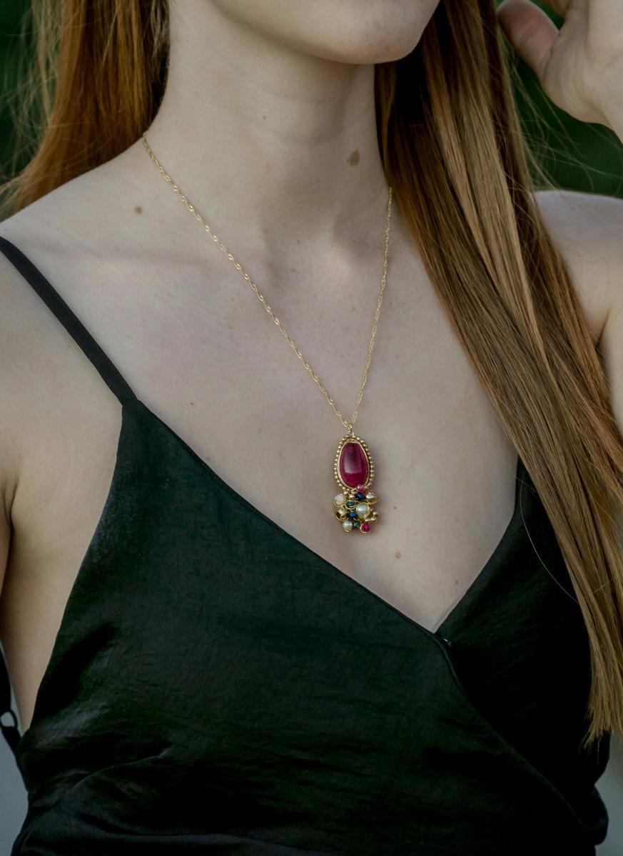 紅色雖象徵陽氣，在傳統中也常用來驅邪，但若寶石色澤過於刺眼、不自然，或是使用人工染色水晶、塑料等「假紅寶」製成，反而可能因為能量雜亂、不夠純正，成為招陰的破口。