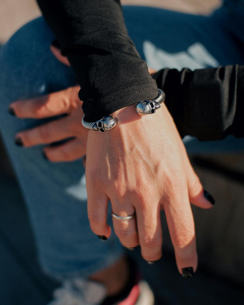 帶有強烈視覺對比的圖騰飾品，如骷髏頭、陰陽符號，或具濃厚異教象徵的宗教圖騰，在鬼月期間容易被視為具有召請能量的暗示符號。