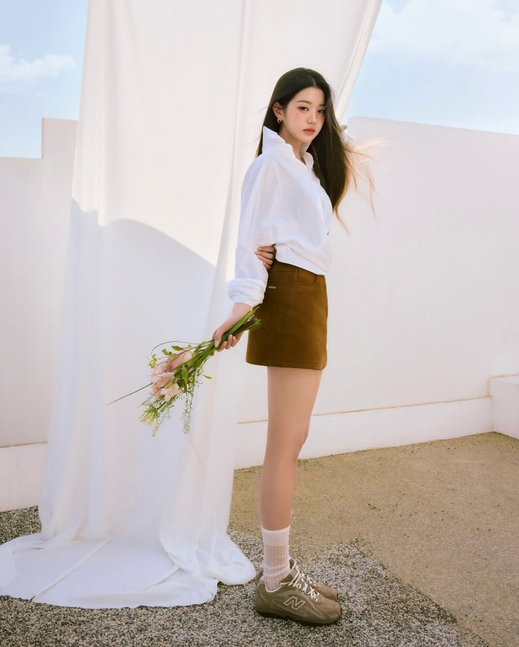 張員瑛短版襯衫結合高腰短裙，立即打造黃金比例，讓腿部線條瞬間拉長。